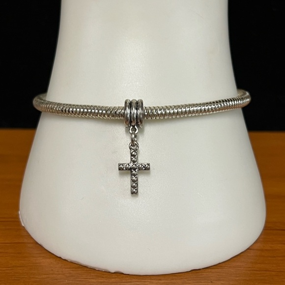 💕 3/$10 Cross Sliding Charm - Picture 2 of 4
